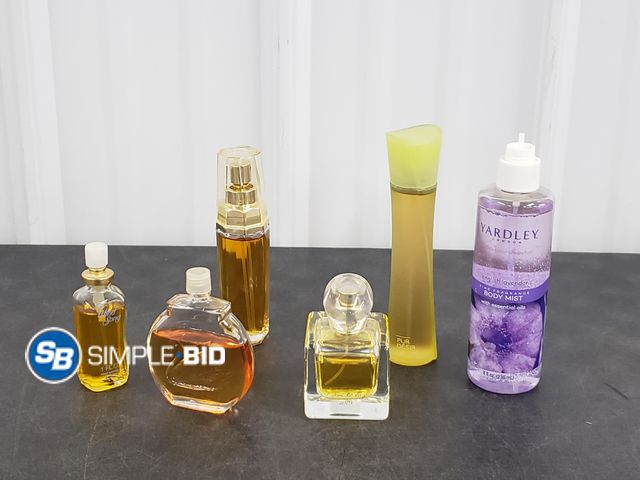 Lot 58-60449 - Lot of Women's Perfume and body sprays - used - mostly full