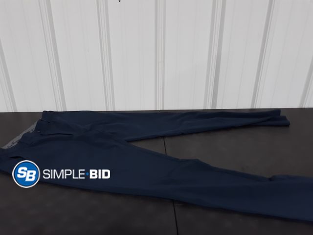 Lot 58-17947 - MEN'S Ben Hogan Navy Blue Golf Pants - SIZE 30X32 - in good condition