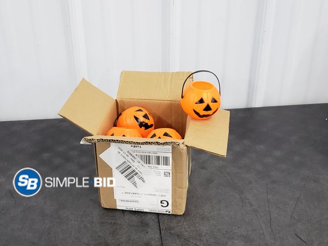 Lot 58-84019 - Lot of (8) Mini plastic Pumpkins - Super Cute! Great for the kiddos, projects, and more