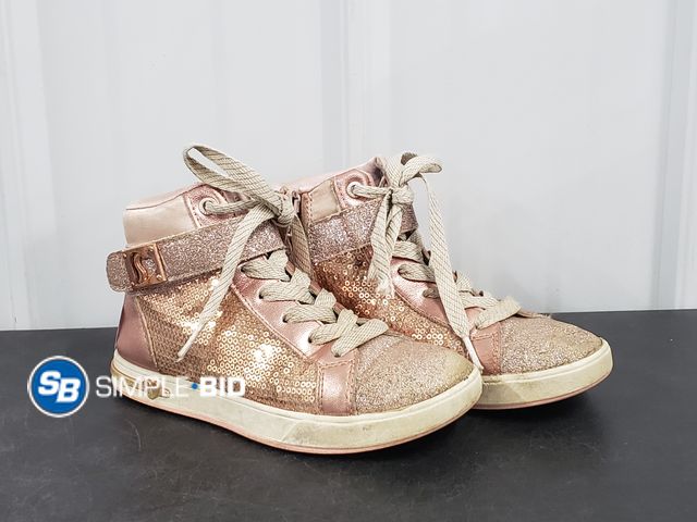 Lot 58-41241 - GIRLS Sketchers Tennis shoes - SIZE 1.5 - used but in good condition