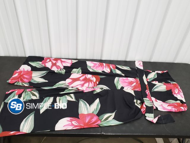 Lot 58-67729 - Women's Sleeveless Romper - super Cute - appears to be a 1xl - very light use