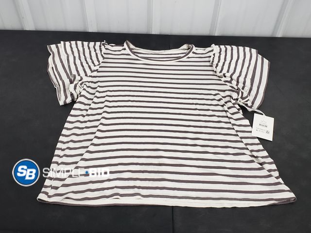 Lot 58-71193 - New Free Assembly Women's and Women's Plus Crewneck Tee with Puff Sleeves SIZE L