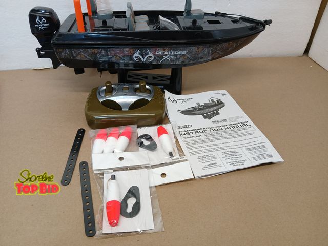 Lot 59-71027 - Realtree Xtra RC Radio Control Fishing Boat powered up w/ Remote Manual Floats Accessories