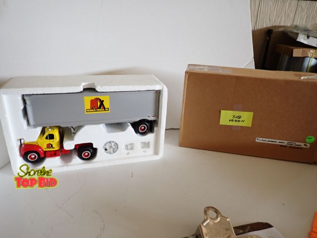 Lot 59-43137 - Winross Die-Cast Model Truck Semi-Tractor Trailer with Michigan Express Inc., Mint Condition