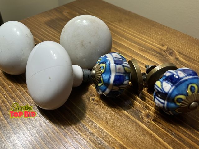 Lot 59-33505 - 3 DOOR KNOBS AND 2 DRAW PULLS- vintage porcelain and Mexican ceramic.