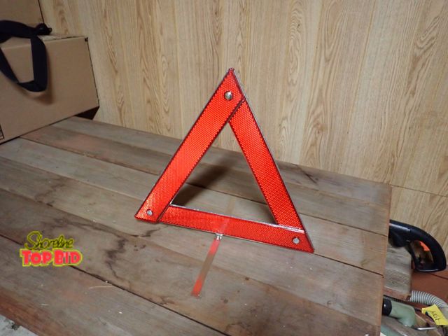 Lot 59-43282 - Folding Reflector Road Side Caution Triangle