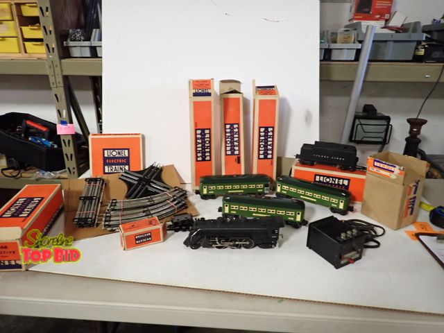 Lot 59-43305 - Very Nice Lionel Passenger Set Engine Tender, 3 Cars &amp; Track with Original Box, Next to Mint Con...