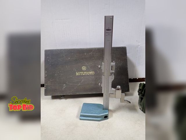 Lot 59-41360 - Vintage Mitutoyo 506-208 Vernier Height Gage with Original Wood Box Holder