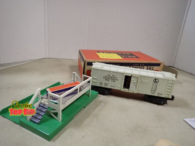 Lot 59-41826 - Lionel 3472 automatic milk car with unloading platform and original box