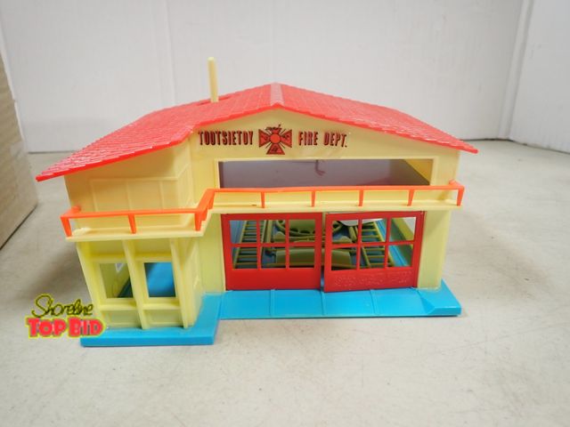 Lot 59-41839 - Vintage Tootsie toy Fire Department Firehouse 1968 Hong Kong