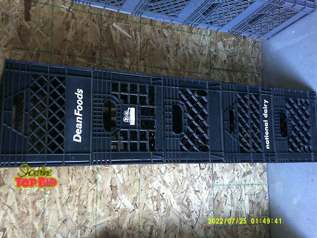 Lot 59-86015 - 5 Good milk crates