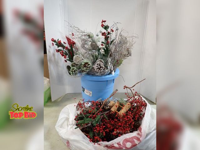 Lot 59-41662 - Artificial winter or Christmas floral décor