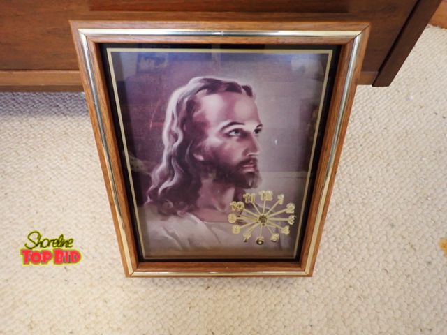 Lot 59-43252 - Wall Clock Picture of Jesus
