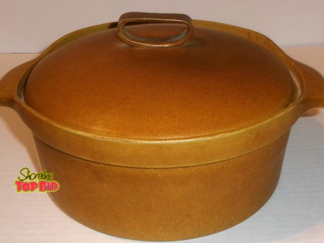 Lot 59-74489 - Vintage Vermont Bennington Potters covered casserole dish or small Dutch oven in a tawny mustard gla...