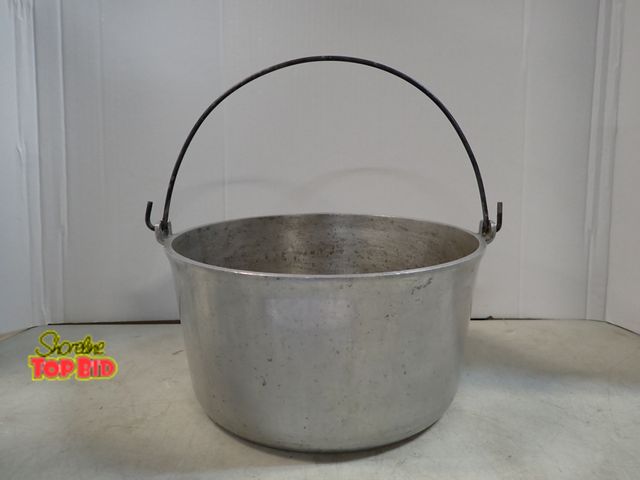 Lot 59-41896 - Vintage majestic cook ware aluminum Dutch oven with wire bail handle