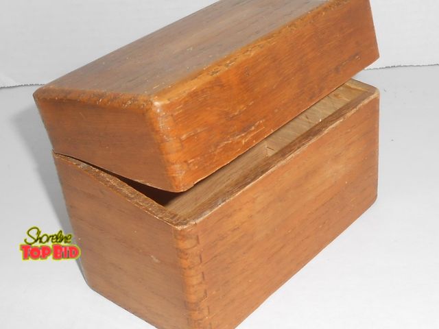 Lot 59-74284 - Vintage MCM Wood Recipe Box - Measures 5.5" X 4" X 3". Lids needs adjusting.