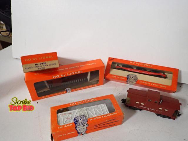 Lot 59-43306 - 5-Pc Lot HO by Lionel Train Cars &amp; 2 No. 900 Remote Control Track Sections 9" long, 1 American F...