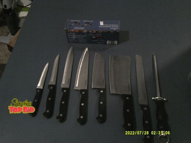 Lot 59-86038 - Good set of 7 Farberware Knives, Blade sharpener and unopened Crofton knife sharpener