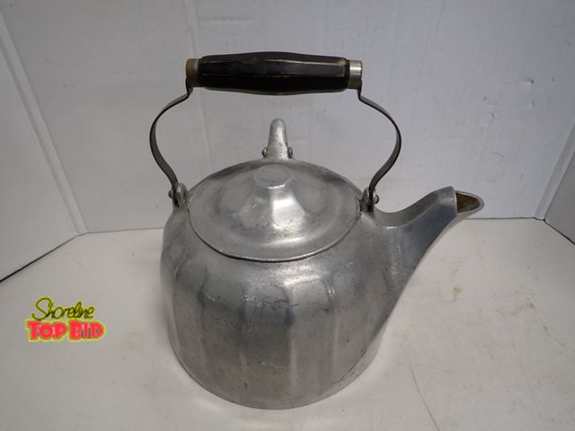 Lot 59-14305 - Vintage Wagner Ware Sidney-o-Colonial Cast Aluminum Tea Kettle, early to Mid-20th Century, 6-Quart