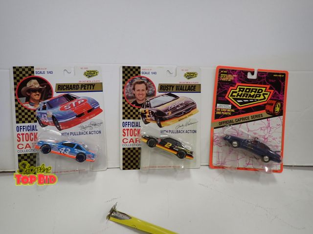 Lot 59-43148 - 3 Road Champs 1/43 Scale Collectible Cars Still in Original Packages Die-Cast Metal &amp; Plastic