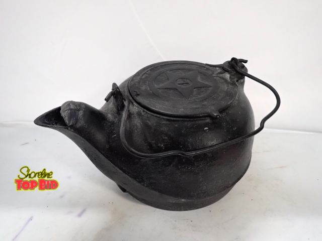 Lot 59-14471 - 1800s Cast Iron Tea Kettle with Swivel Lid, 5 Point Star No. 7, Possibly from Chattanooga Stove Co