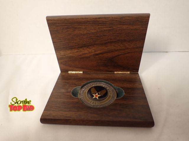 Lot 59-21155 - United States Air Force Airman's Coin with Case