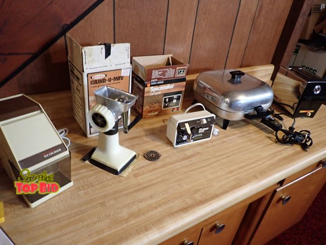 Lot 59-43360 - Lot of Mid-Century Small Appliances