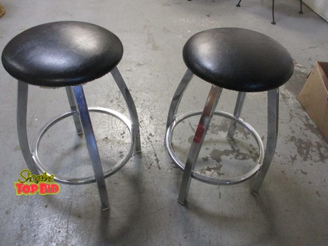 Lot 59-10061 - 2 Swivel Seat Bar Stools