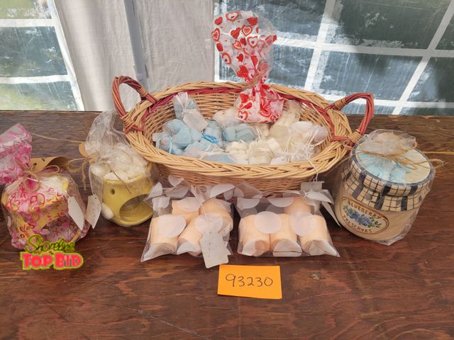 Lot 59-93230 - Huge Wax Melt Lot! Includes bagged waxes, burners, and basket. See photos for details!