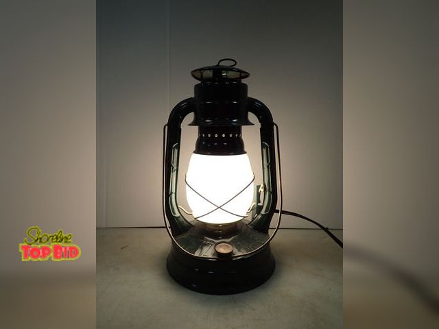 Lot 59-41772 - Electric Dietz lantern working