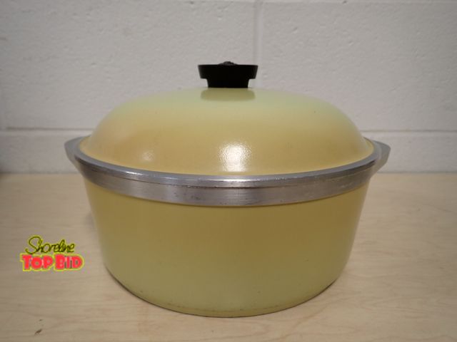 Lot 59-33014 - Vintage Club Aluminum Dutch Oven with Lid, Harvest Gold -Yellow Finish