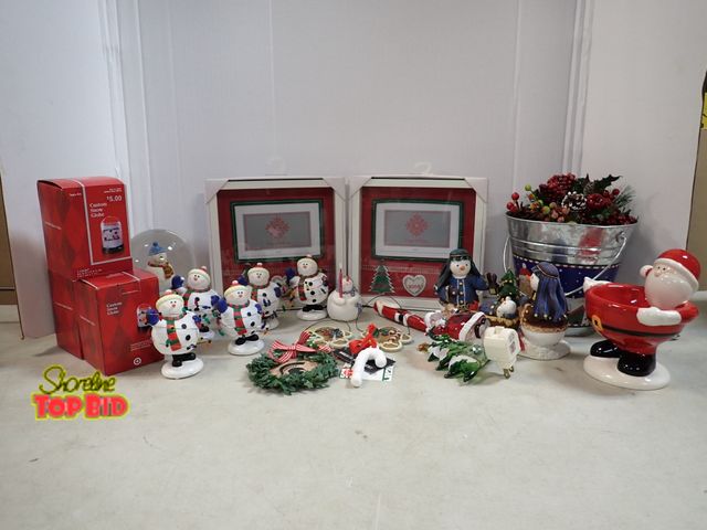 Lot 59-41650 - Holiday decor lot