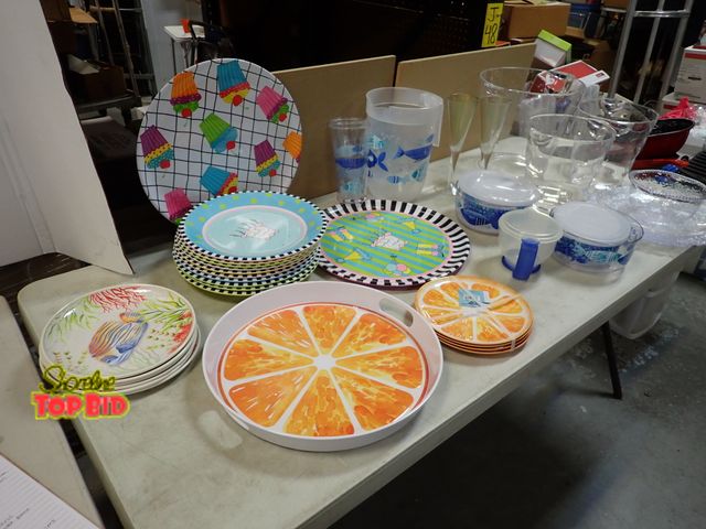 Lot 59-41590 - Outdoor/Indoor Plastic Serving Dishes