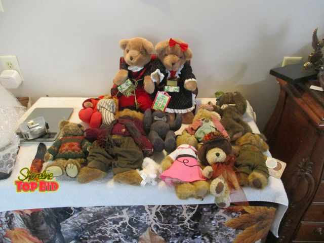 Lot 59-80050 - grandma and grandpa musical bears and Boyds bears most have tags