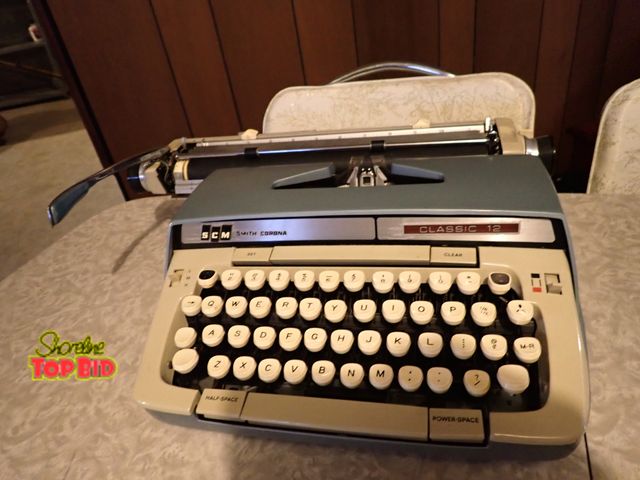 Lot 59-43161 - Smith-Corona Classic 12 Mid-Century Typewriter