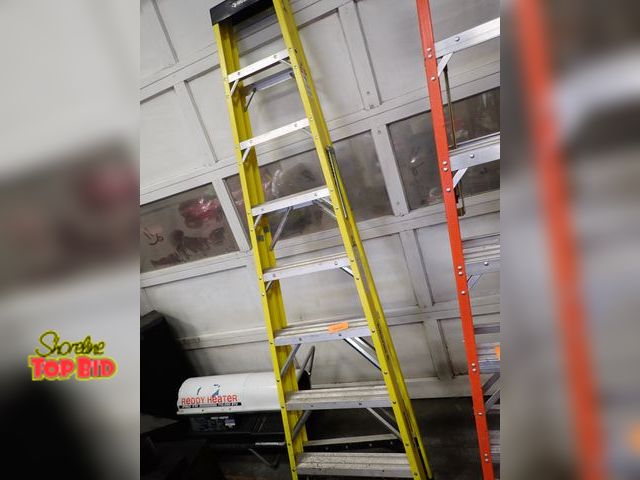 Lot 59-41201 - 8' Husky Step Ladder, Fiberglass