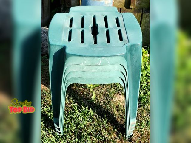 Lot 59-43629 - 4 Small stackable patio tables