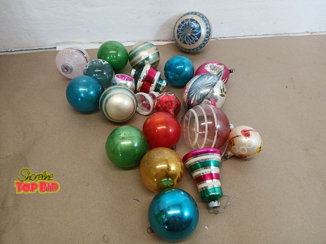 Lot 59-71016 - 20 vintage Christmas bulbs