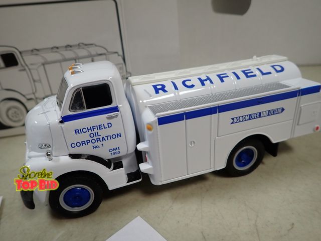 Lot 59-41851 - 1952 GMC fuel tanker die cast