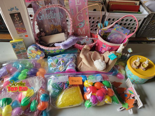Lot 59-93210 - Massive Easter Decor Lot! This massive Easter decor lot includes tons of items! See pictures!