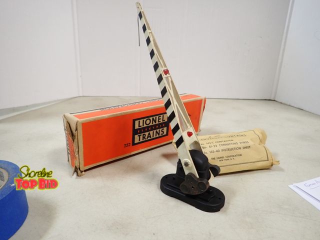 Lot 59-41833 - Lionel 252 automatic crossing gate and original box