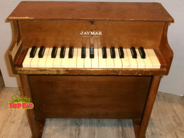 Lot 59-74513 - MID CENTURY VINTAGE 1940's JAYMAR 25 WORKING KEYS UPRIGHT TOY CHILDS PIANO MADE IN USA - WORKS1
