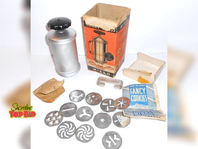 Lot 59-74272 - Vintage MIRRO COOKY-PASTRY PRESS #2789-AM - 12 Shapes - Box wear - as pictured.