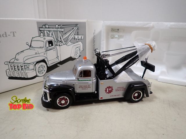 Lot 59-41142 - First Gear 1955 Diamond-T Tow Truck Diecast 1/34 Scale, Mint