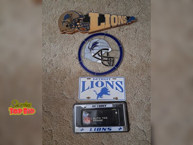 Lot 59-76013 - Detroit Lions clock,sun catcher, and 1 license plate 1 license plate frame