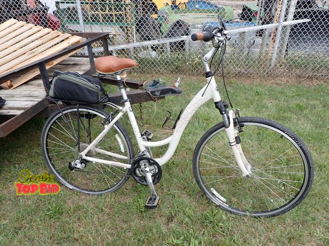 Lot 59-21006 - Trek 7100 WSD Hybrid Comfort Bicycle Aluminum Frame, Rear Cargo Rack with Trunk Bag, Bicycle Cover a...
