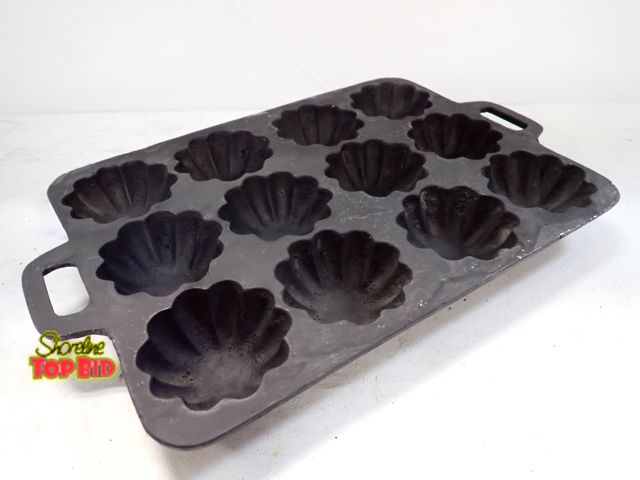 Lot 59-14464 - Vintage Unmarked Cast Iron Turks Head Gen=m 12 Cup Pan