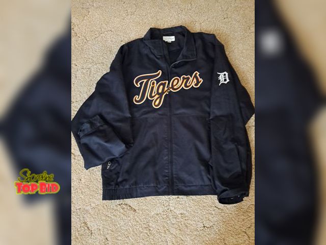 Lot 59-76011 - Mens Detroit Tigers light-weight jacket size XL