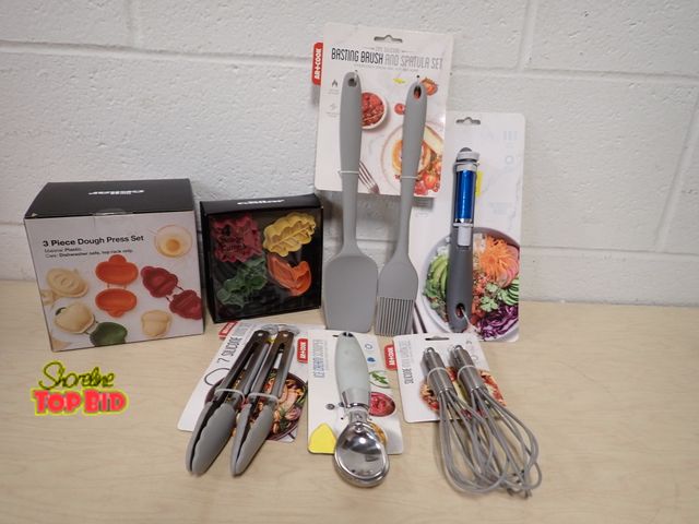 Lot 59-45014 - Kitchen Utensils 3-pc Dough Press Set Cookie Cutters