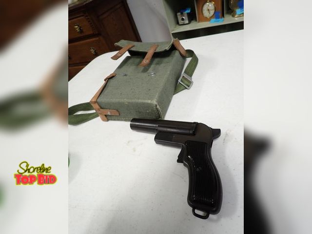 Lot 59-33232 - No. AB1666 Flare Gun with Case